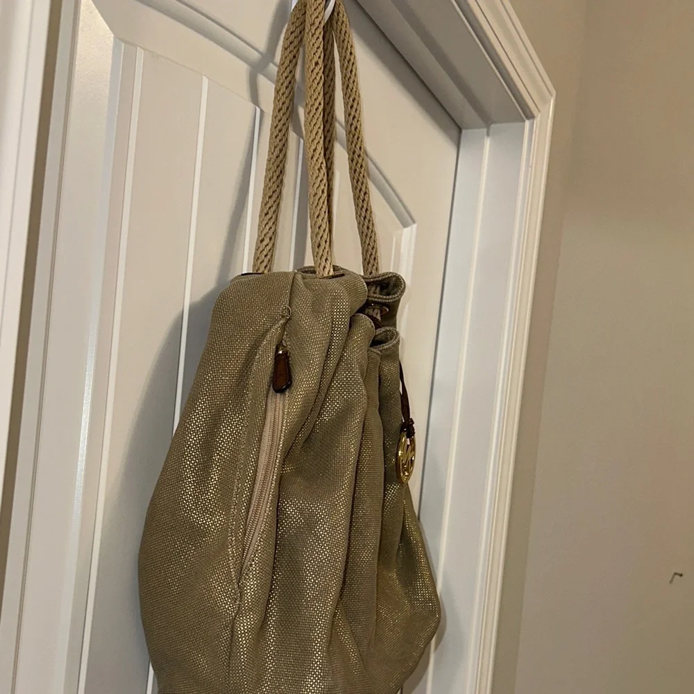 Elegant gold, Michael Kors’s Shoulder Bag